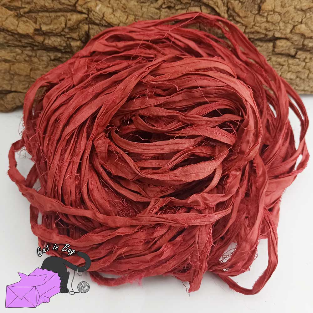 Rosso indiano, nastri di seta sari riciclati