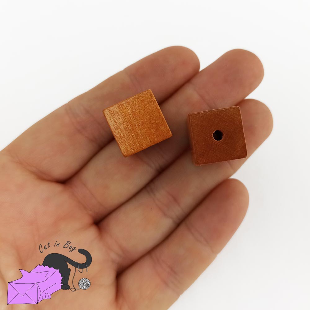 10 perle cubiche in legno color nocciola