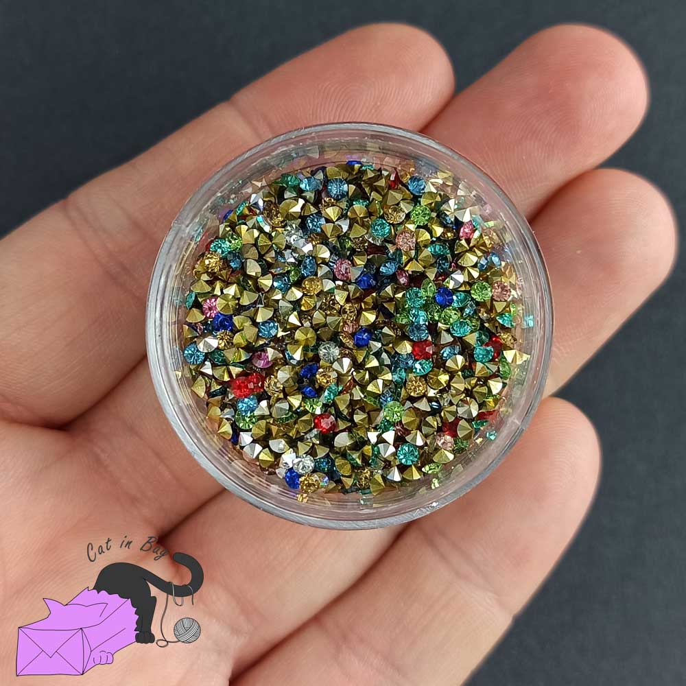Micro cristalli grado AAA, mix di colori, taglio diamante, retro a punta.