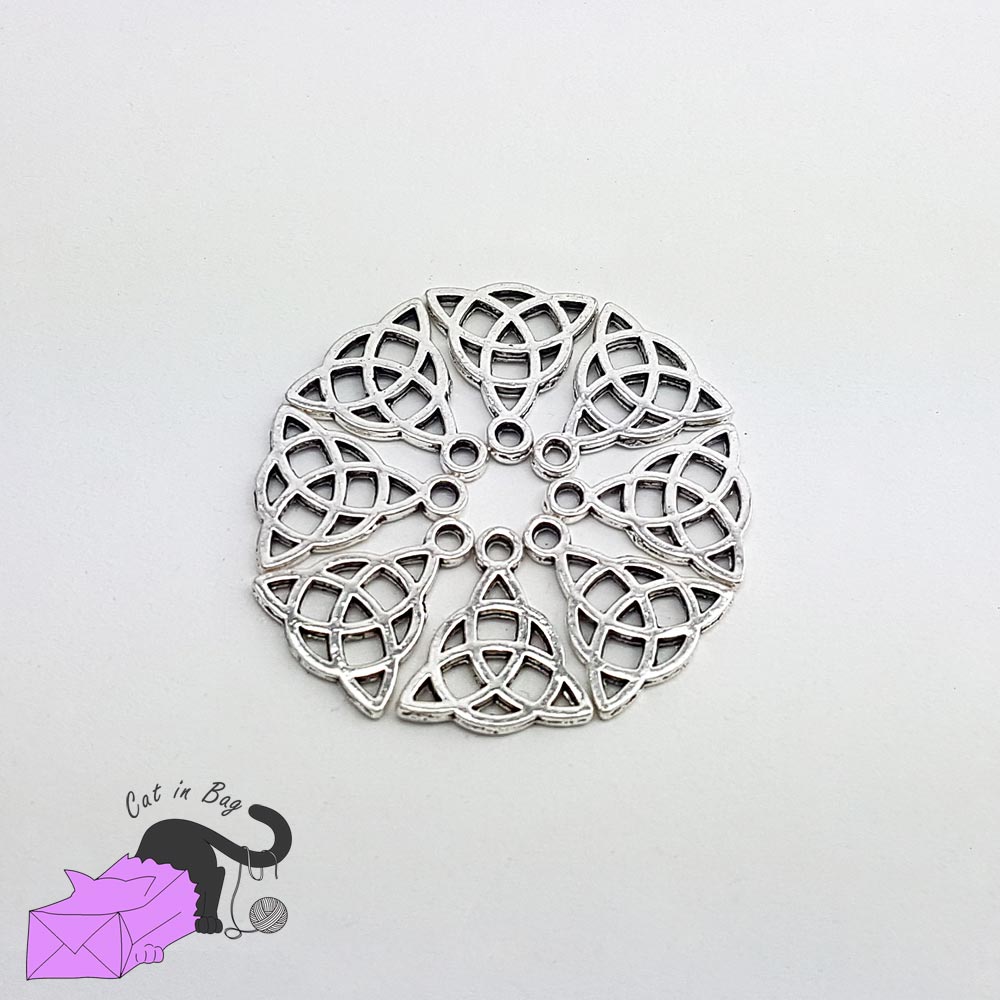 10 ciondoli a forma di nodo celtico Triquetra