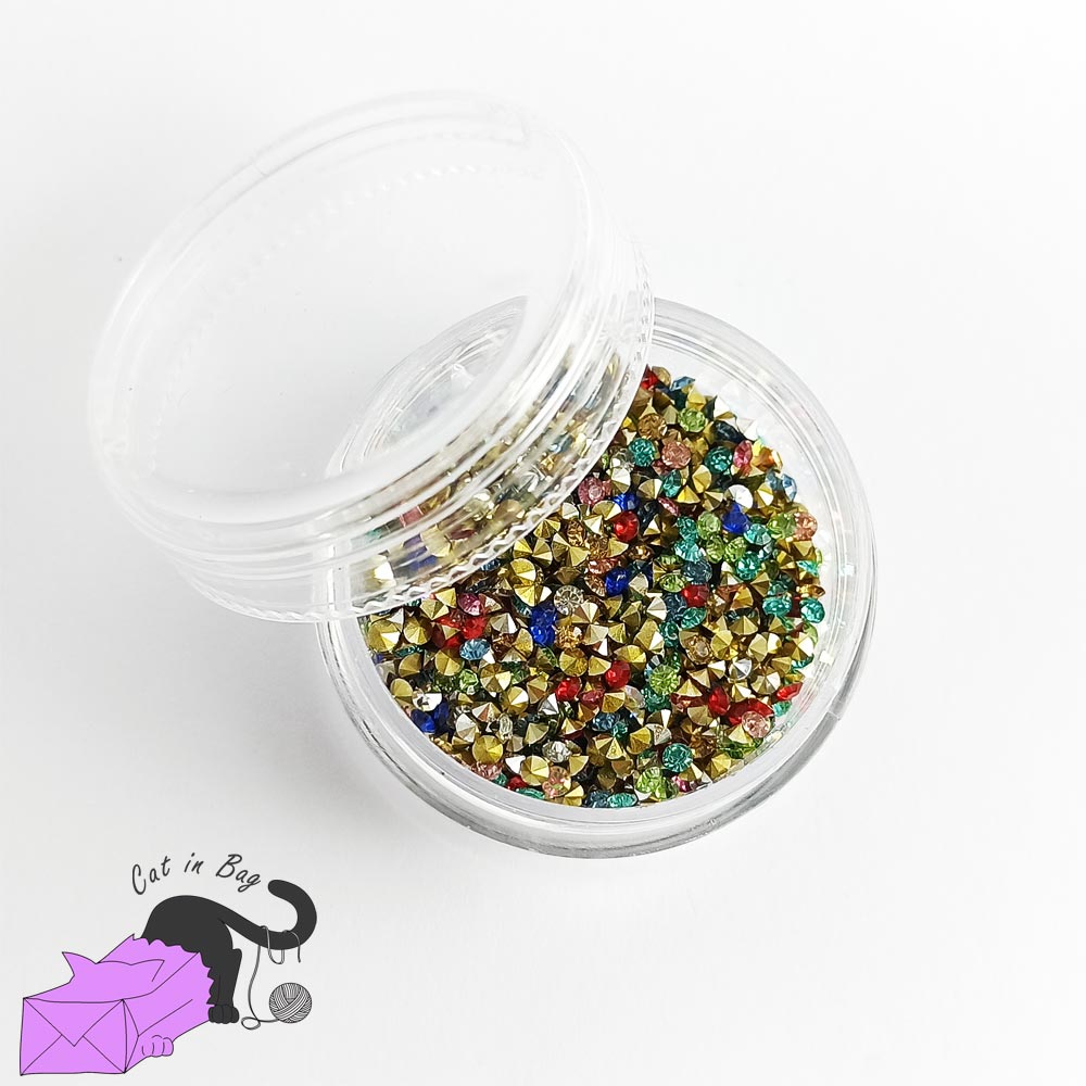 Micro cristalli grado AAA, mix di colori, taglio diamante, retro a punta.