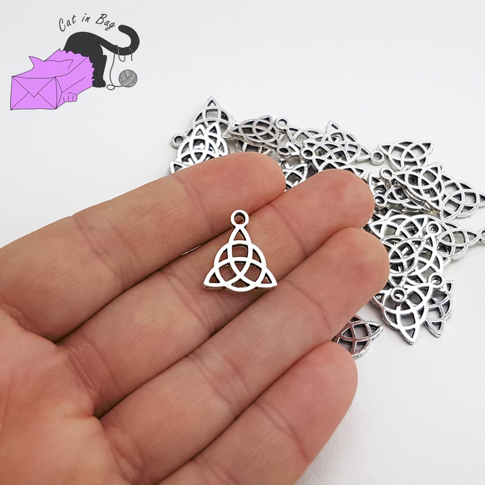 10 ciondoli a forma di nodo celtico Triquetra